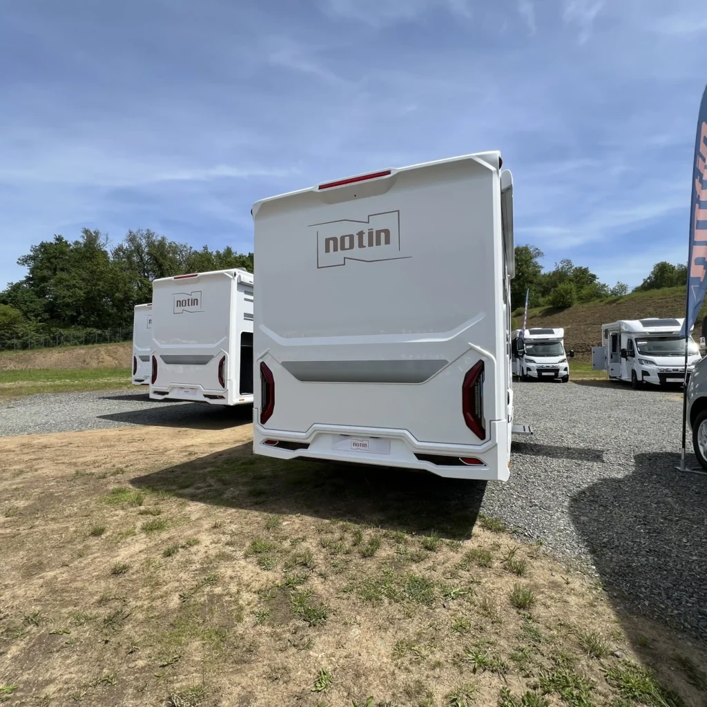 La nouvelle face arrière monobloc en polyester — l'évolution esthétique la plus visible de la collection 2027 sur la gamme Progress.