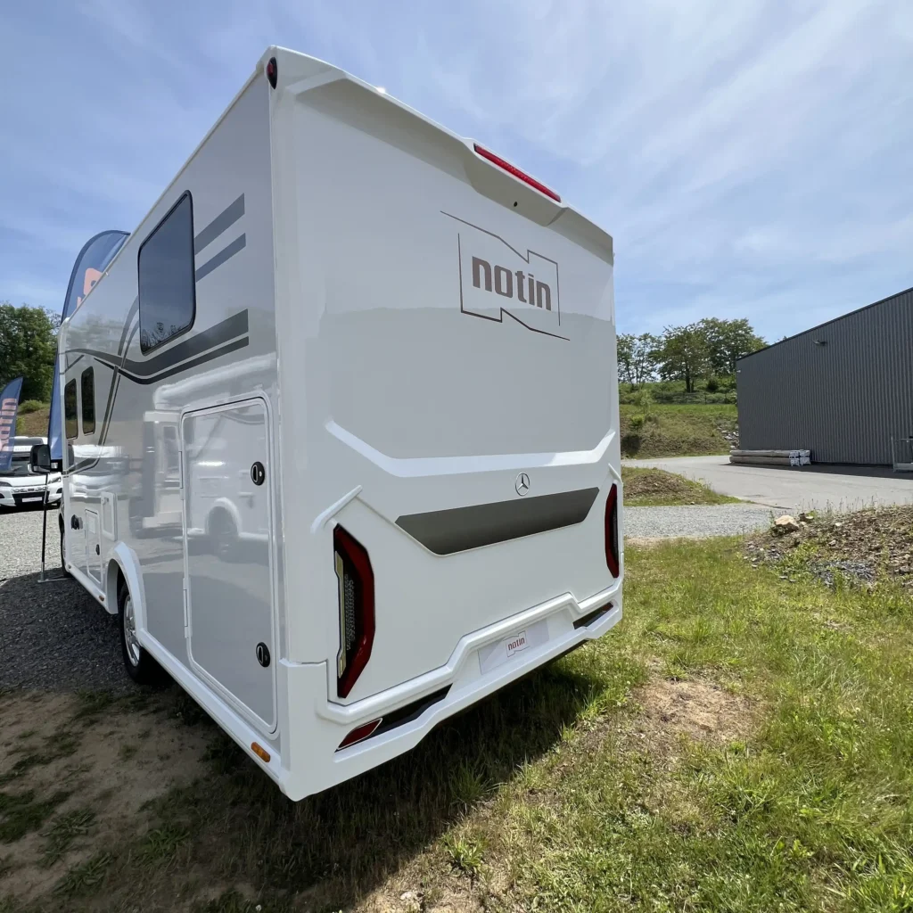 La nouvelle face arrière monobloc en polyester — l'évolution esthétique la plus visible de la collection 2027 sur la gamme Exclusiv.
