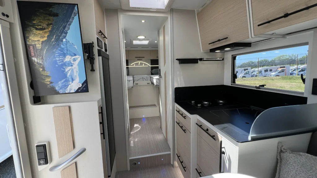 Le nouveau meuble frigo Progress 2027 : frigo surélevé, micro-ondes intégré, TV 32 pouces, porte-épices et rangements chaussures. Une intégration qui change vraiment le quotidien.