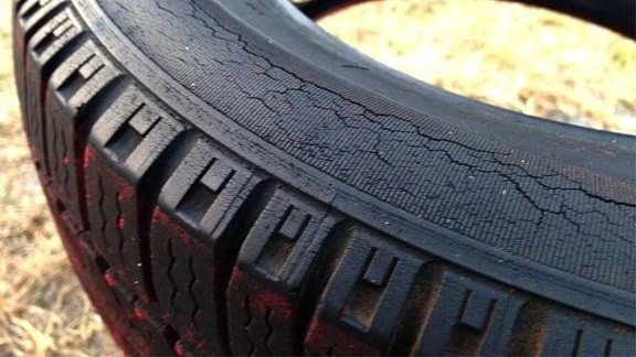 La date de fabrication du pneu est gravée sur le flanc. Tu la connais ?