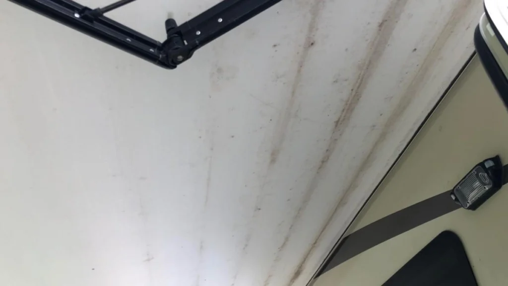 Un store rangé humide, c'est un store abîmé. Toujours le sécher avant repli.