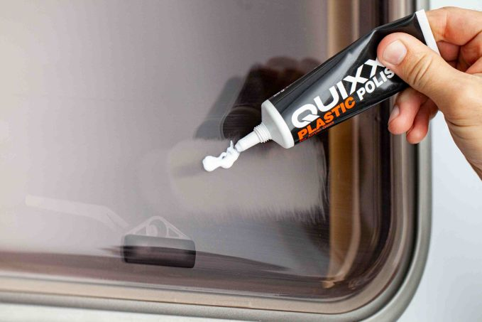 Acrylique ≠ verre. Le produit que tu utilises change tout.