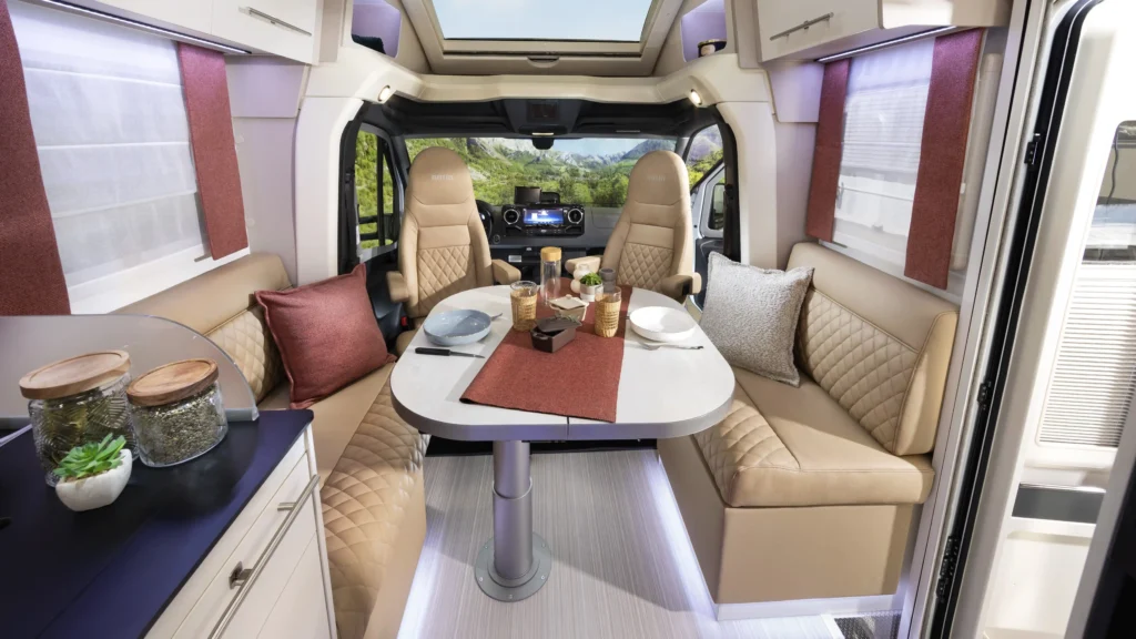 La gamme Exclusive 2027 sur porteur Mercedes : sobre, efficace, et toujours sous la barre des 106 000 €. Le Bruges en particulier confirme son succès commercial.