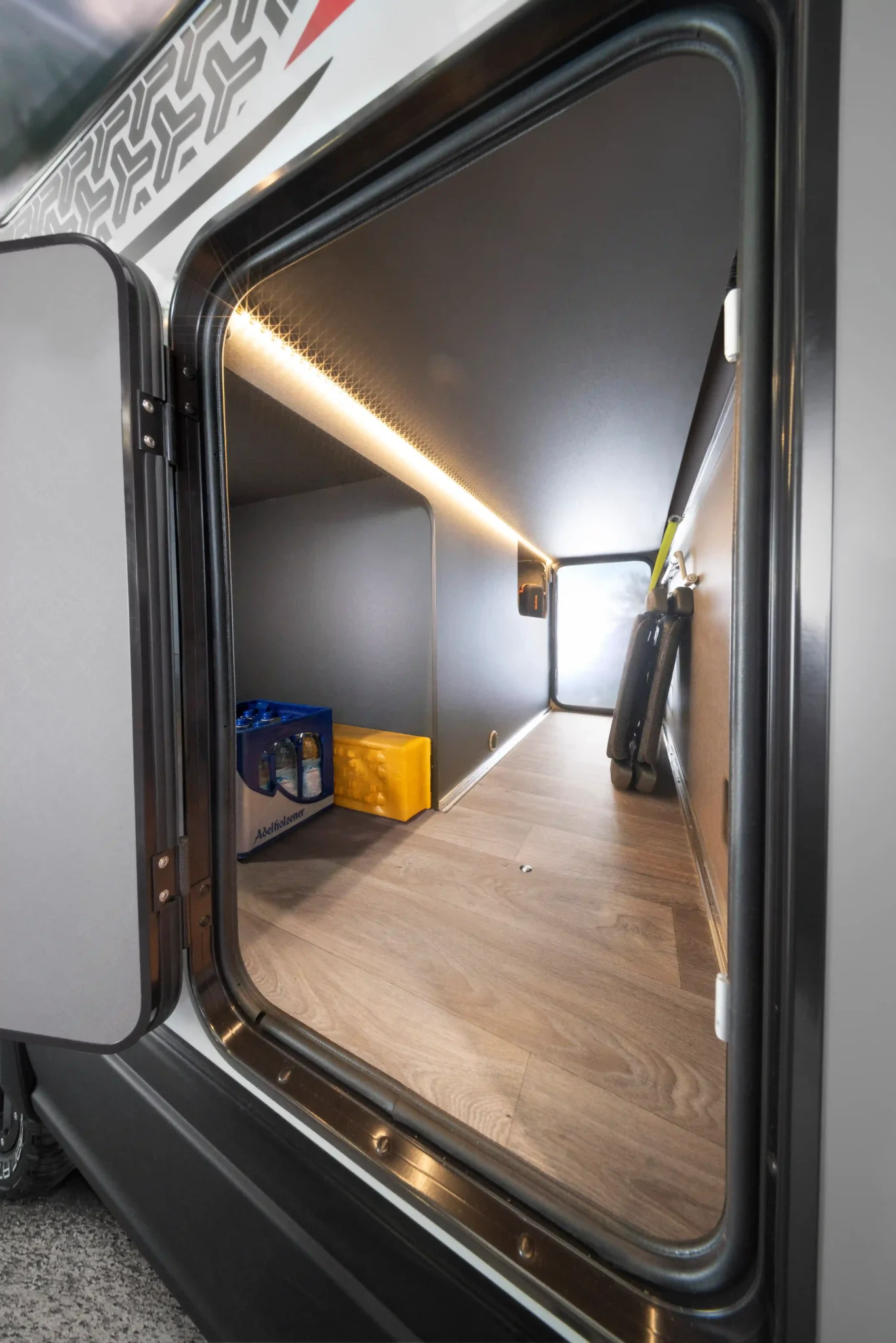 Dethleffs Globebus Performance 4x4 T16 - Soute garage arrière