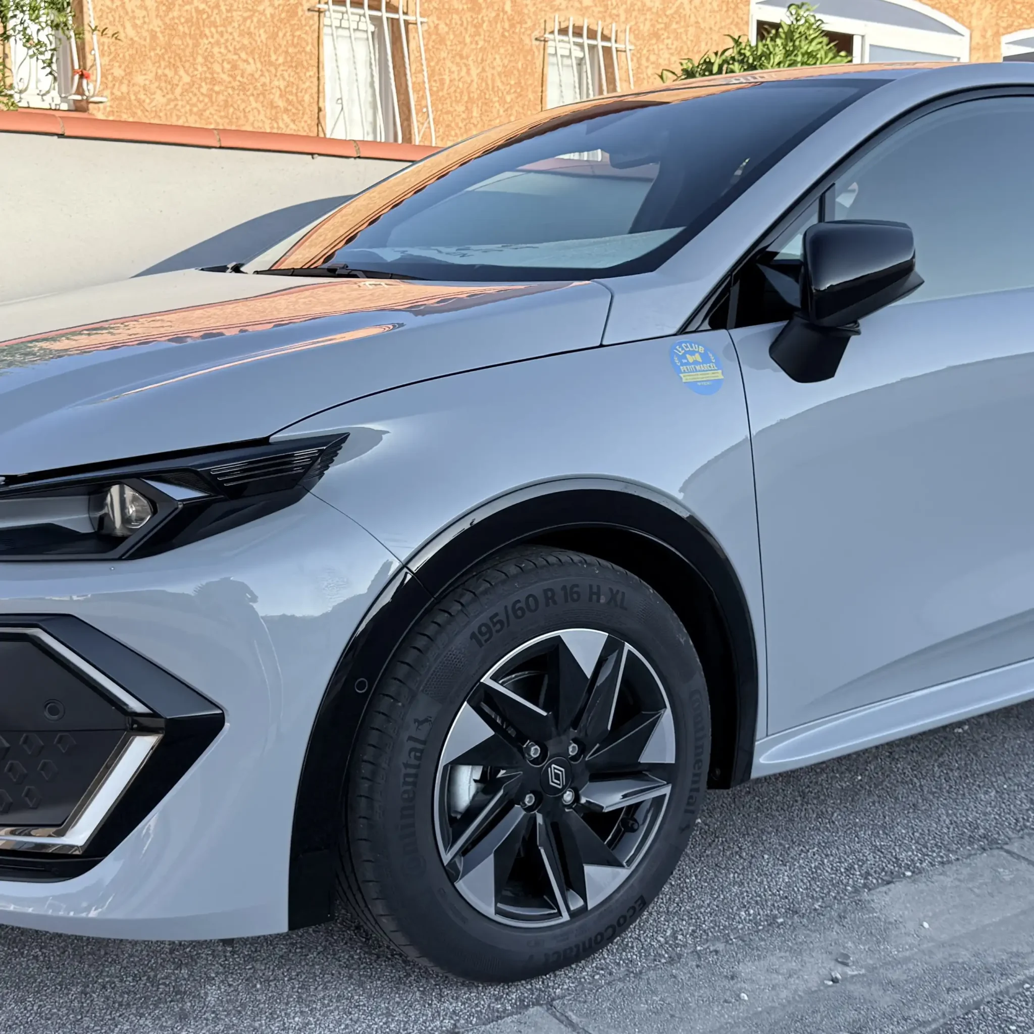 Autocollant Le Petit Marcel sur sa Renault Clio