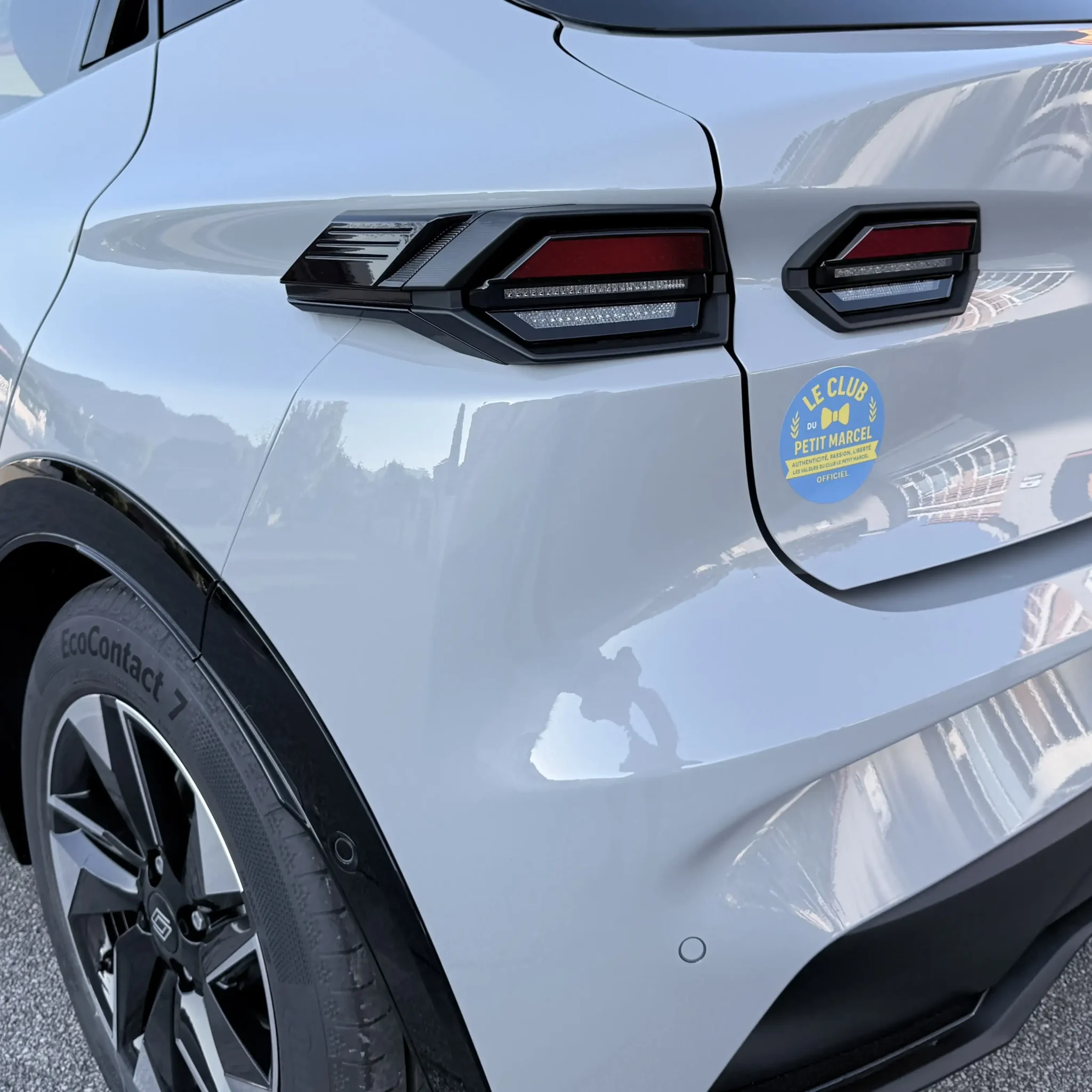 Autocollant Le Petit Marcel sur sa Renault Clio