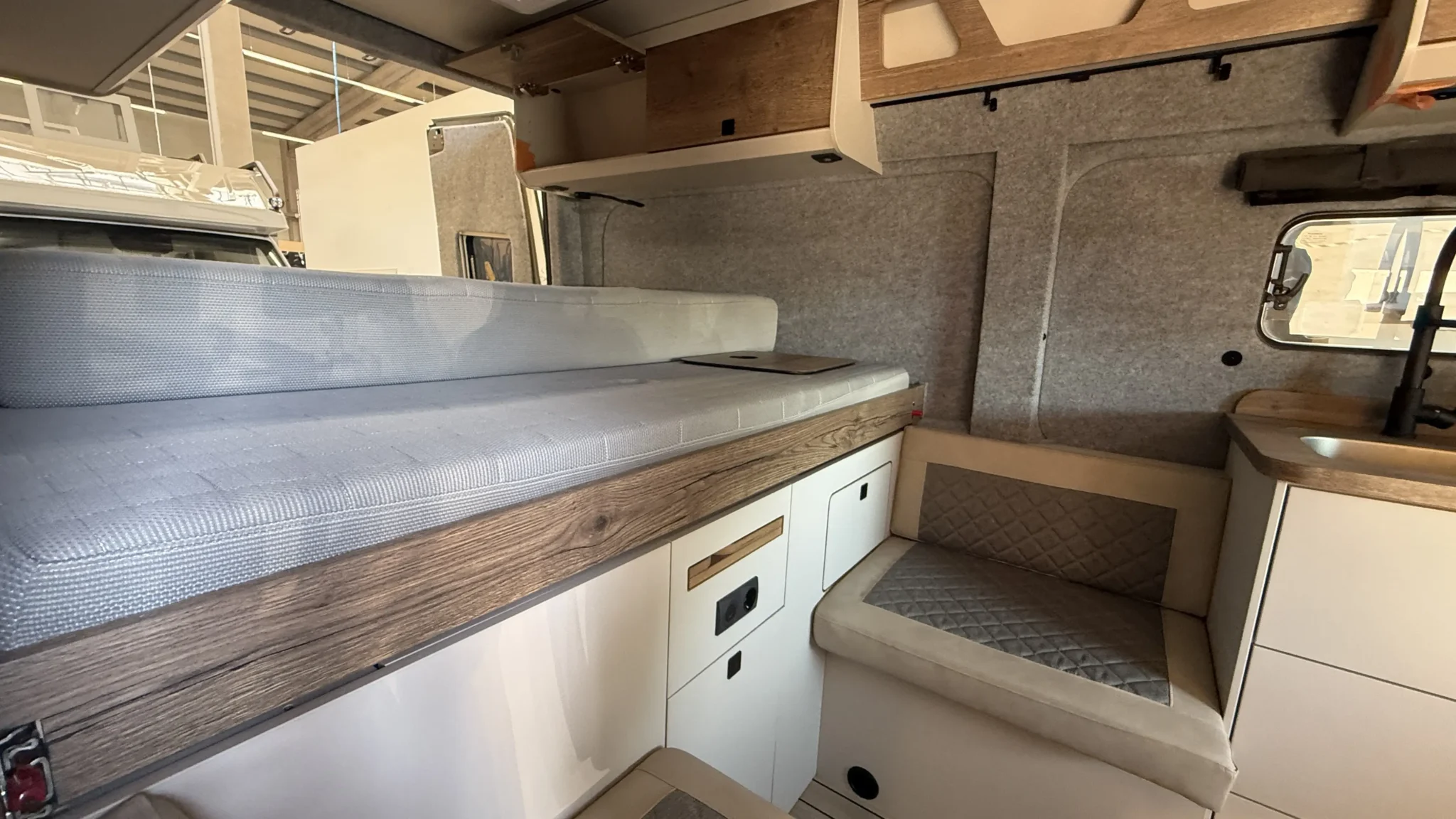 Aménagement intérieur Rhön Camp — couchage et coin cuisine