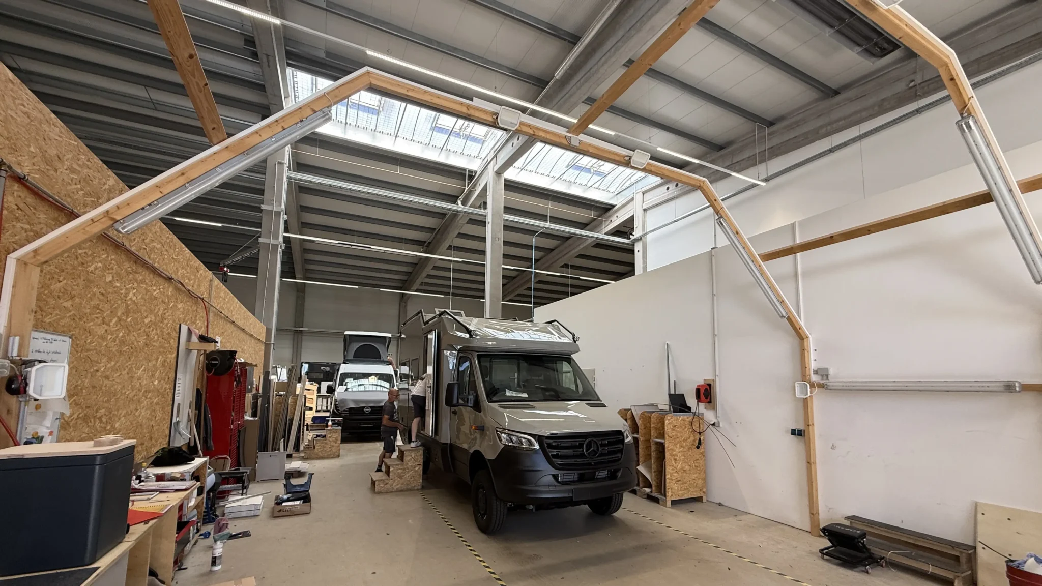 Rhön Camp — véhicules finis stationnés devant l'atelier