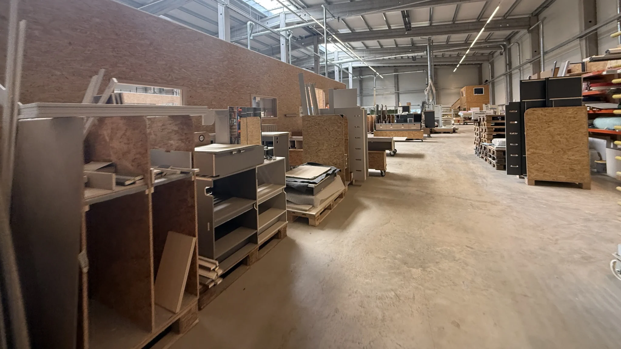 Atelier Rhön Camp — stock de panneaux et caissons en cours de montage