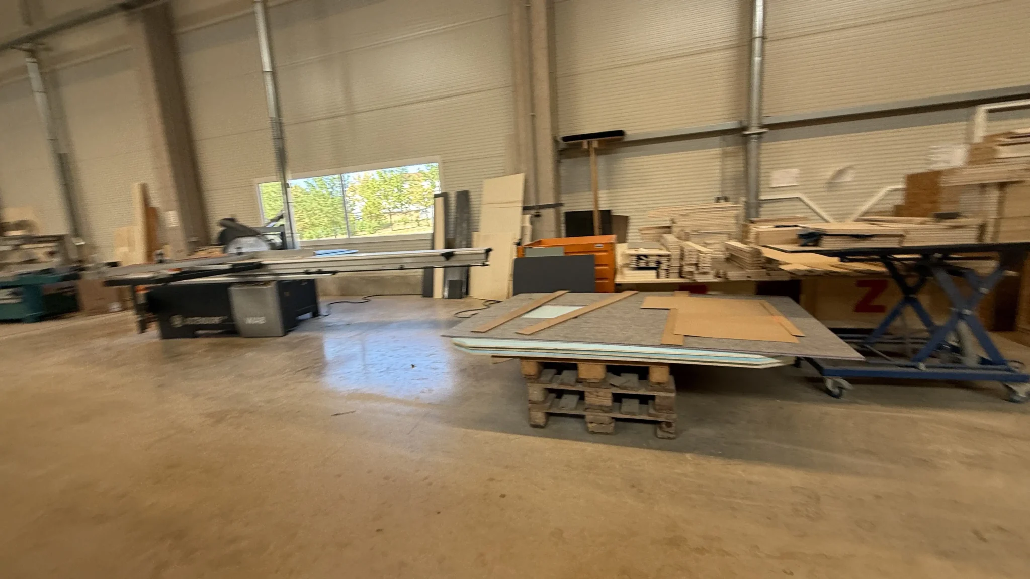 Production Rhön Camp — poste de découpe et de préparation des panneaux