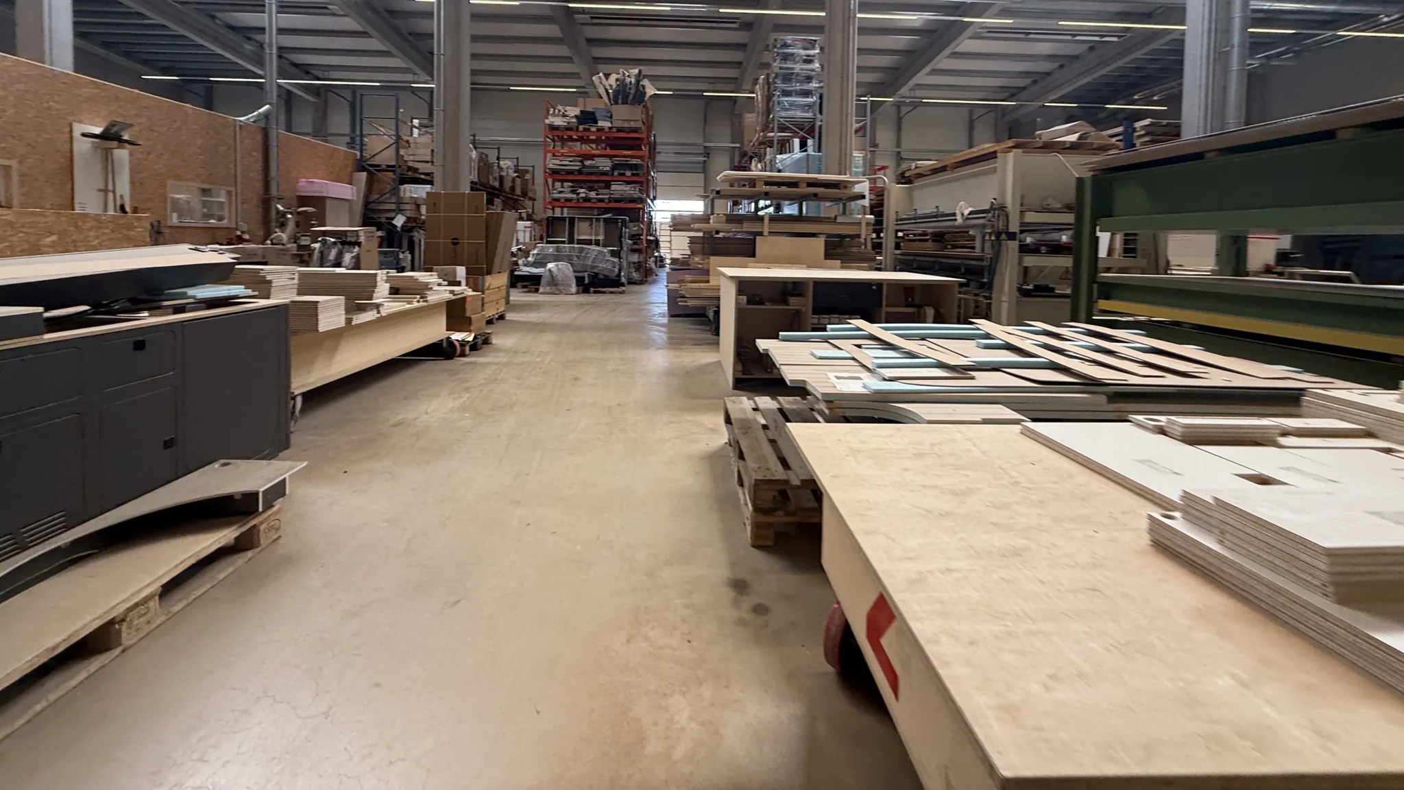 Atelier Rhön Camp — chariots de panneaux et zone de découpe