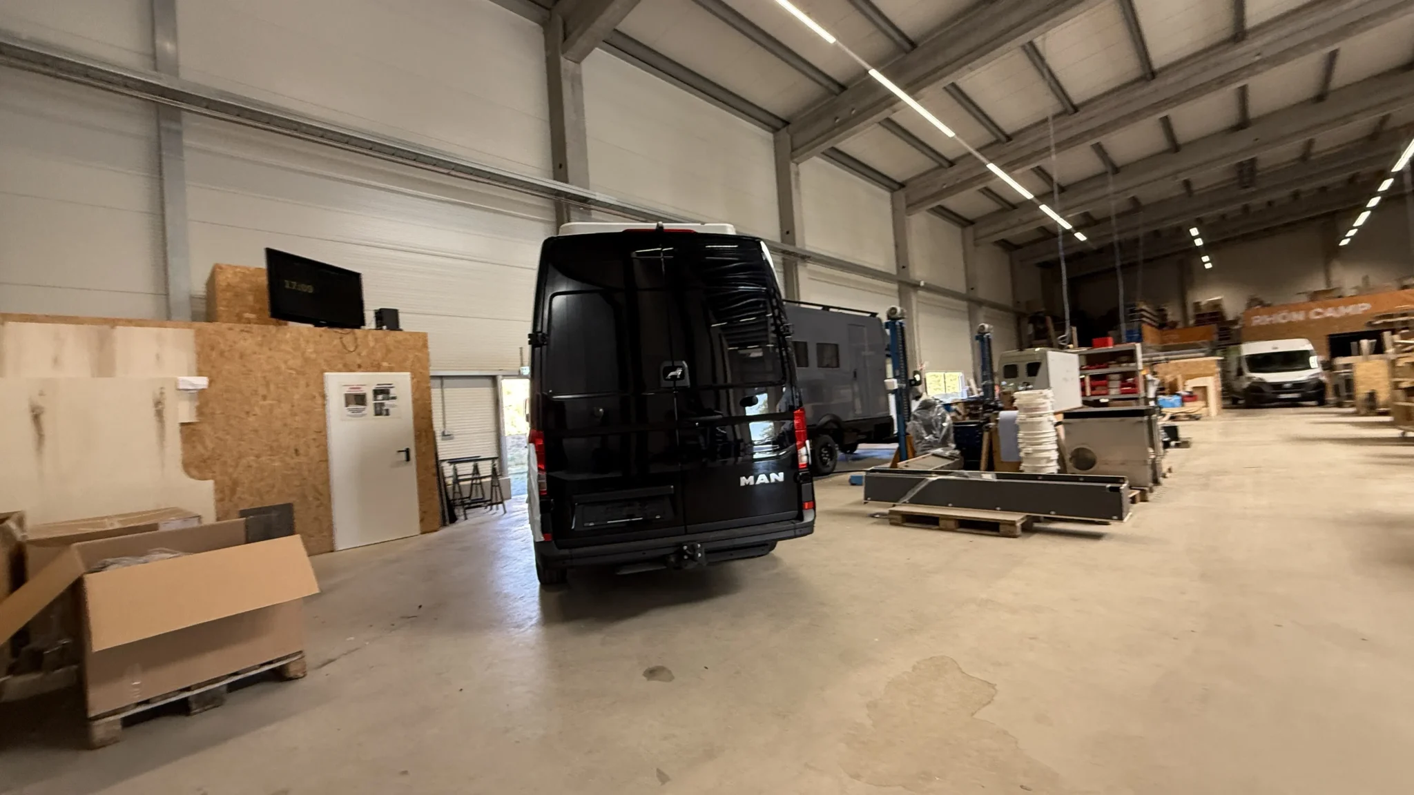 Atelier Rhön Camp à Schildeck, véhicule en cours de finition