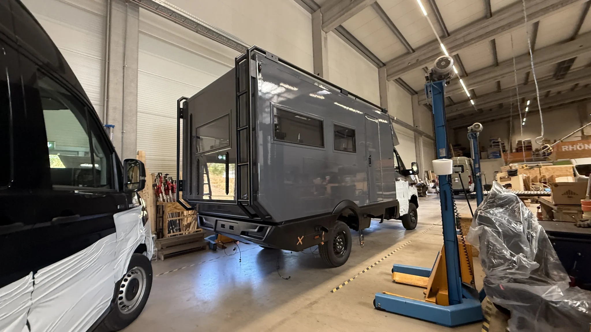 Rhön Camp — assemblage d'une cellule sur porteur Mercedes Sprinter