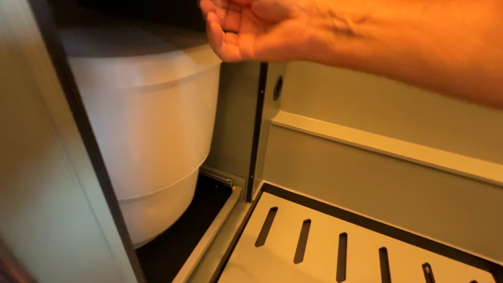 Toilette Clesana camping-car sur une aire de service