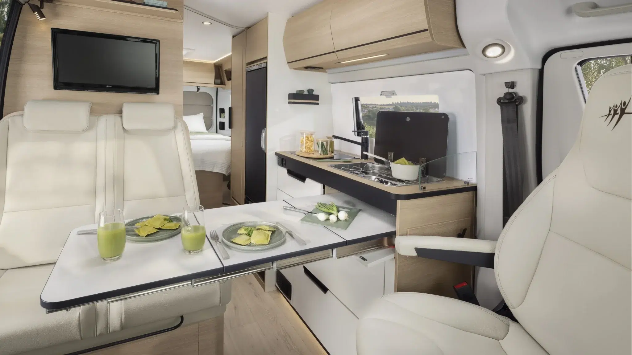 Rapido V64 : espace cuisine et salon