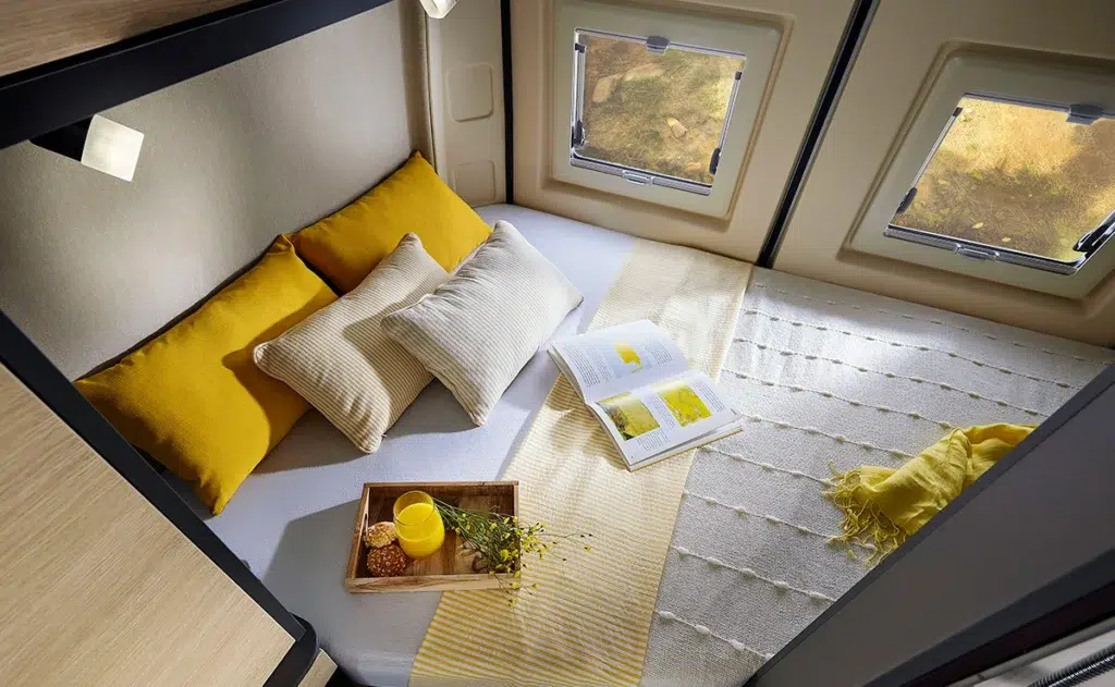 Fourgon Dreamer D43, vue cuisine et chambre d'un compact