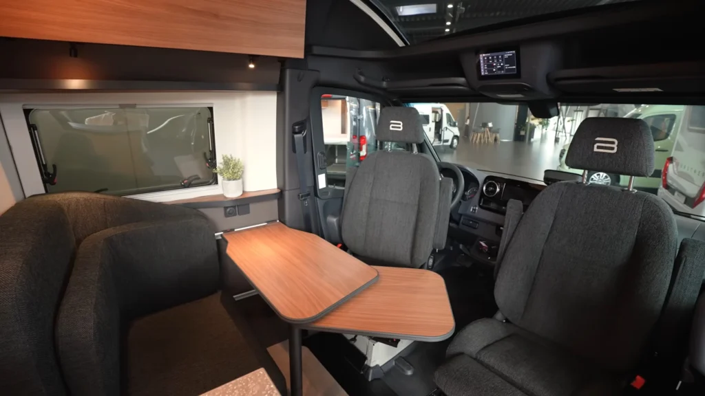Aménagement intérieur du Bürstner Habiton 6.1 avec lit transversal arrière et cuisine à induction