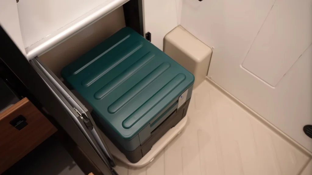 Salle de bain fixe du Bürstner Habiton 6.1 avec bloc WC amovible
