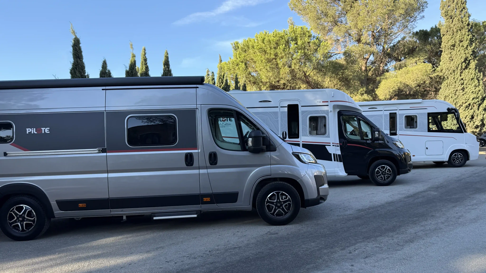Les trois camping-cars TPL Perle Edition Pilote pour les 30 ans de TPL