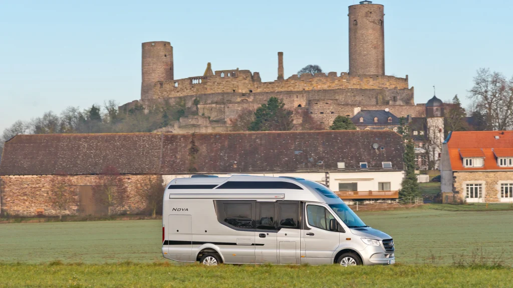 La Strada Nova EB, profilé monocoque sur Mercedes Sprinter
