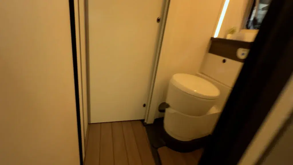 Sallle d'eau VANTourer avec WC Thetford et inserts du bac de douche en position couloir